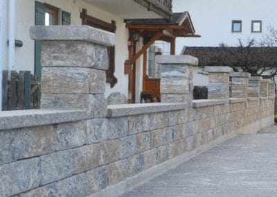 Hausmauer aus Natursteinen